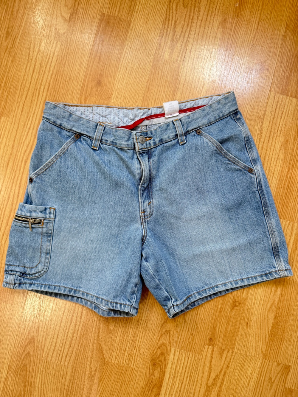 Vintage Y2K Levi’s Denim Shorts 2002 Mid Rise Light Wash Zip Pockets Size 12